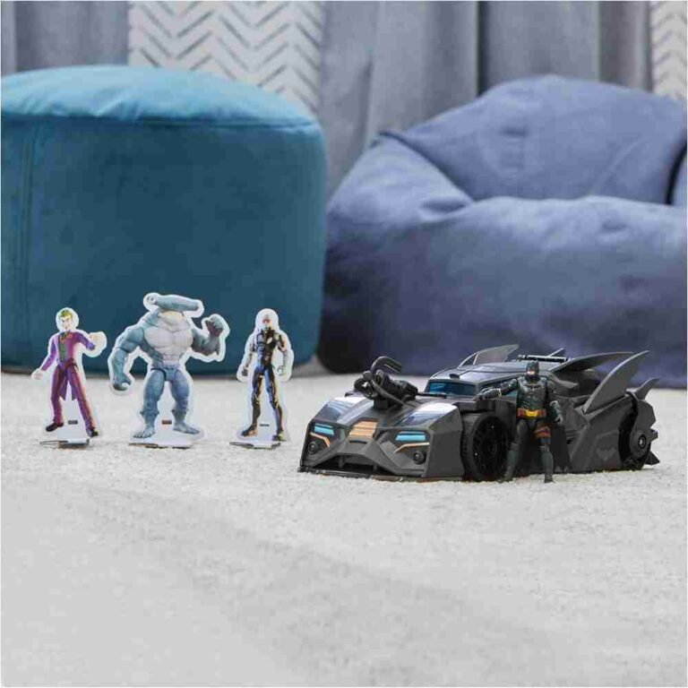 DC Comics Crusader Batmobile Playset with Exclusive 4-Inch Batman Figure