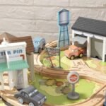 Kidkraft – Cars 3 Thomasville Track Set & Table – Kids Toys
