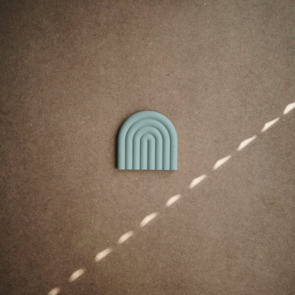 Mushie – Teether Rainbow Cambridge Blue