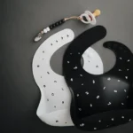 Mushie – Silicone Bib Black Numbers