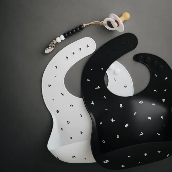 Mushie – Silicone Bib Black Numbers