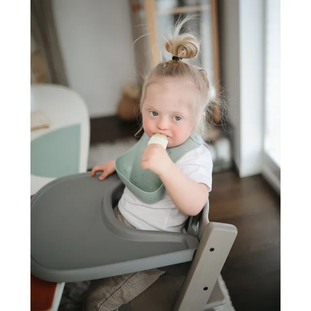 Mushie - Silicone Baby Bib Solid Colors - Dove Grey