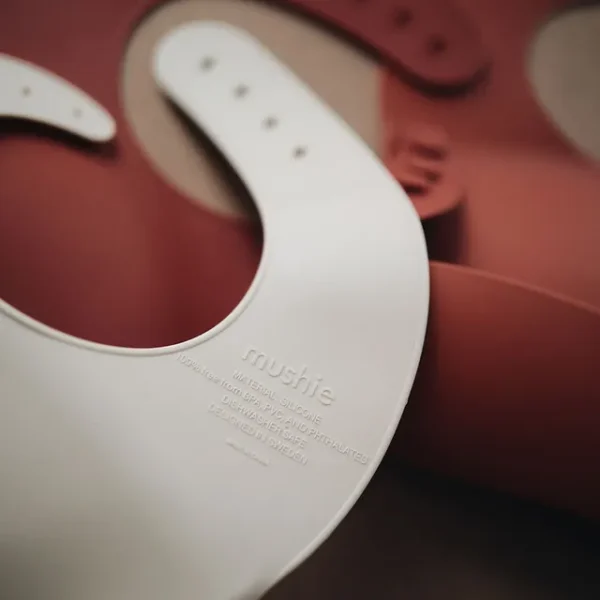 Mushie – Silicone Bib Raw Sienna