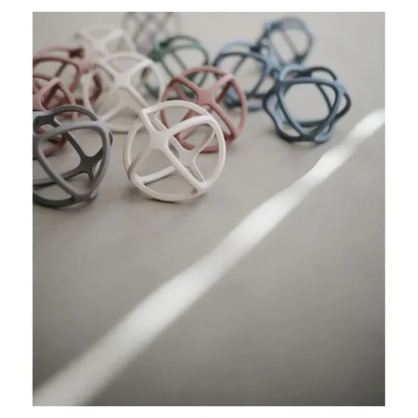 Mushie – Teether Ball Shifting Sand