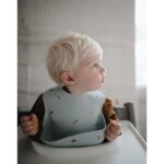 Mushie – Silicone Bib Shells Smoke