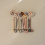 Mushie – Silicone Pacifier Clip Hera – Sage