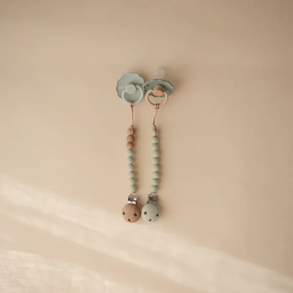 Mushie – Silicone Pacifier Clip Hera – Sage